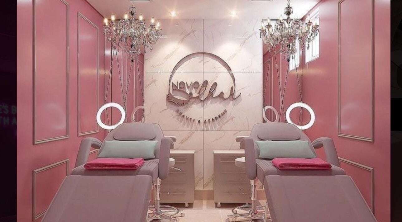 Luxuriöser Behandlungsraum bei La Rose Beauty Salon in Ulm, Baden-Württemberg, DE mit rosa Wänden und Kronleuchtern.