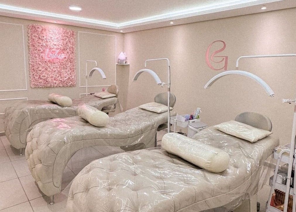 Elegantes Behandlungszimmer bei La Rose Beauty Salon, Ulm, Baden-Württemberg, DE mit luxuriösen Liegen.