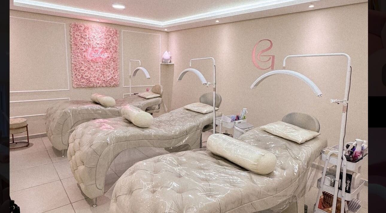 Elegantes Behandlungszimmer bei La Rose Beauty Salon, Ulm, Baden-Württemberg, DE mit luxuriösen Liegen.
