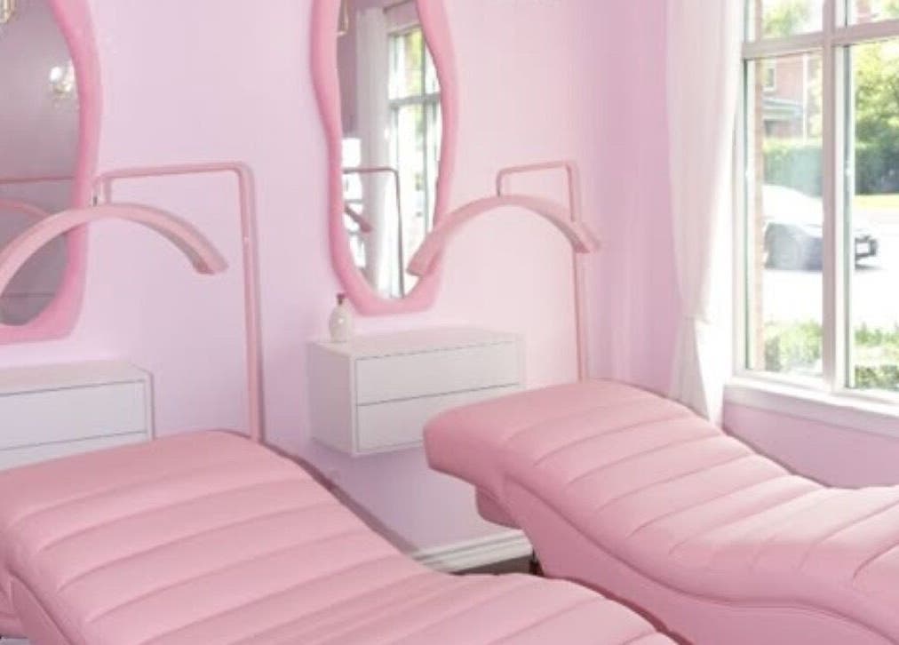 La Rose Beauty Salon in Ulm, Baden-Württemberg, DE bietet luxuriöse, rosa Ruheliegen im stilvollen Ambiente.