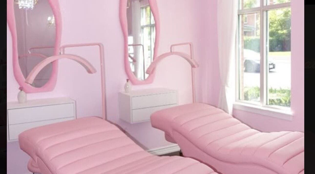 La Rose Beauty Salon in Ulm, Baden-Württemberg, DE bietet luxuriöse, rosa Ruheliegen im stilvollen Ambiente.