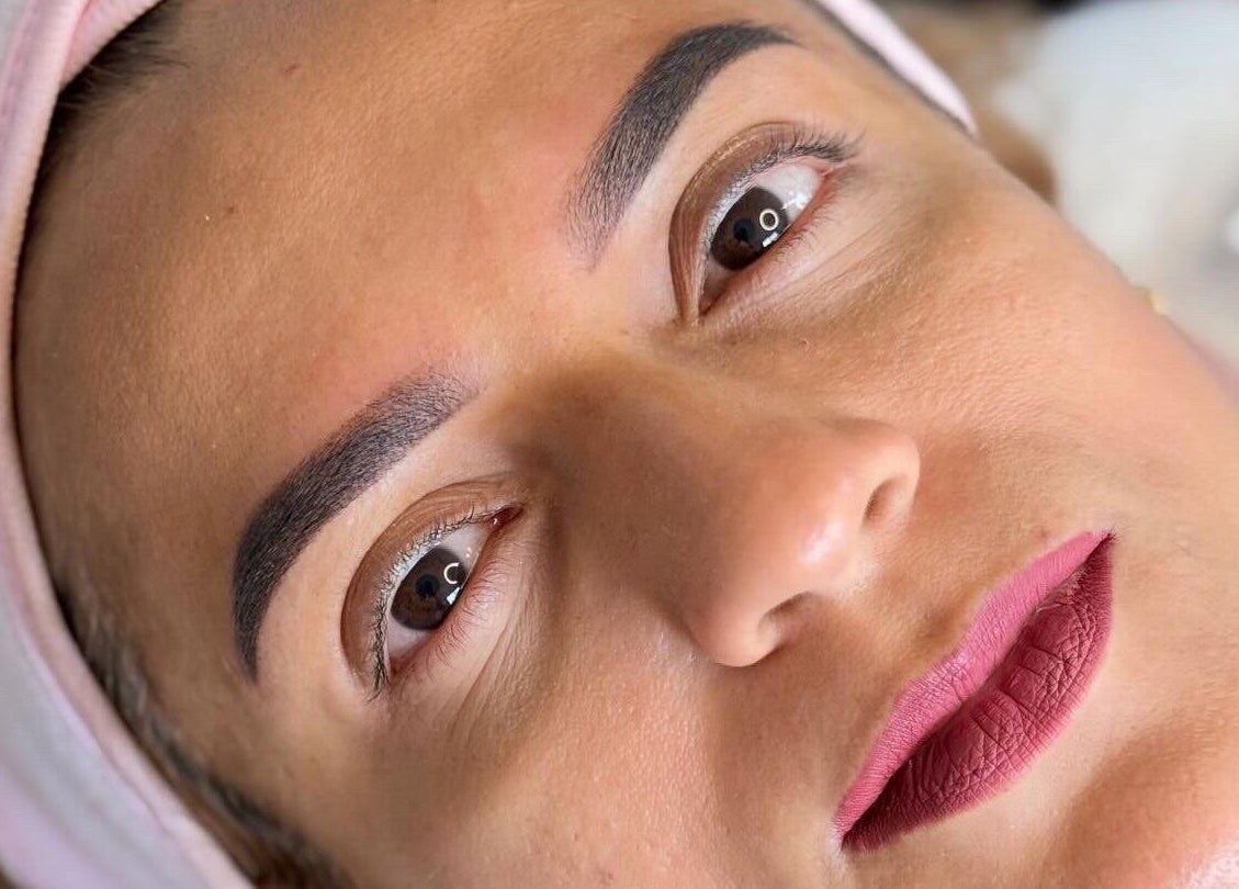 Tratamiento de cejas en Studio Llenas de Gracia By ND, Villavicencio, Meta, CO. Mejora tu belleza natural.