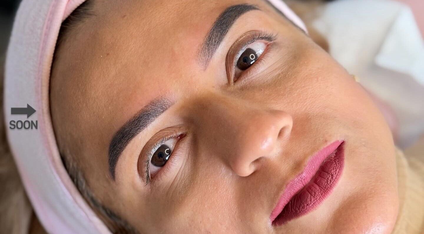 Tratamiento de cejas en Studio Llenas de Gracia By ND, Villavicencio, Meta, CO. Mejora tu belleza natural.