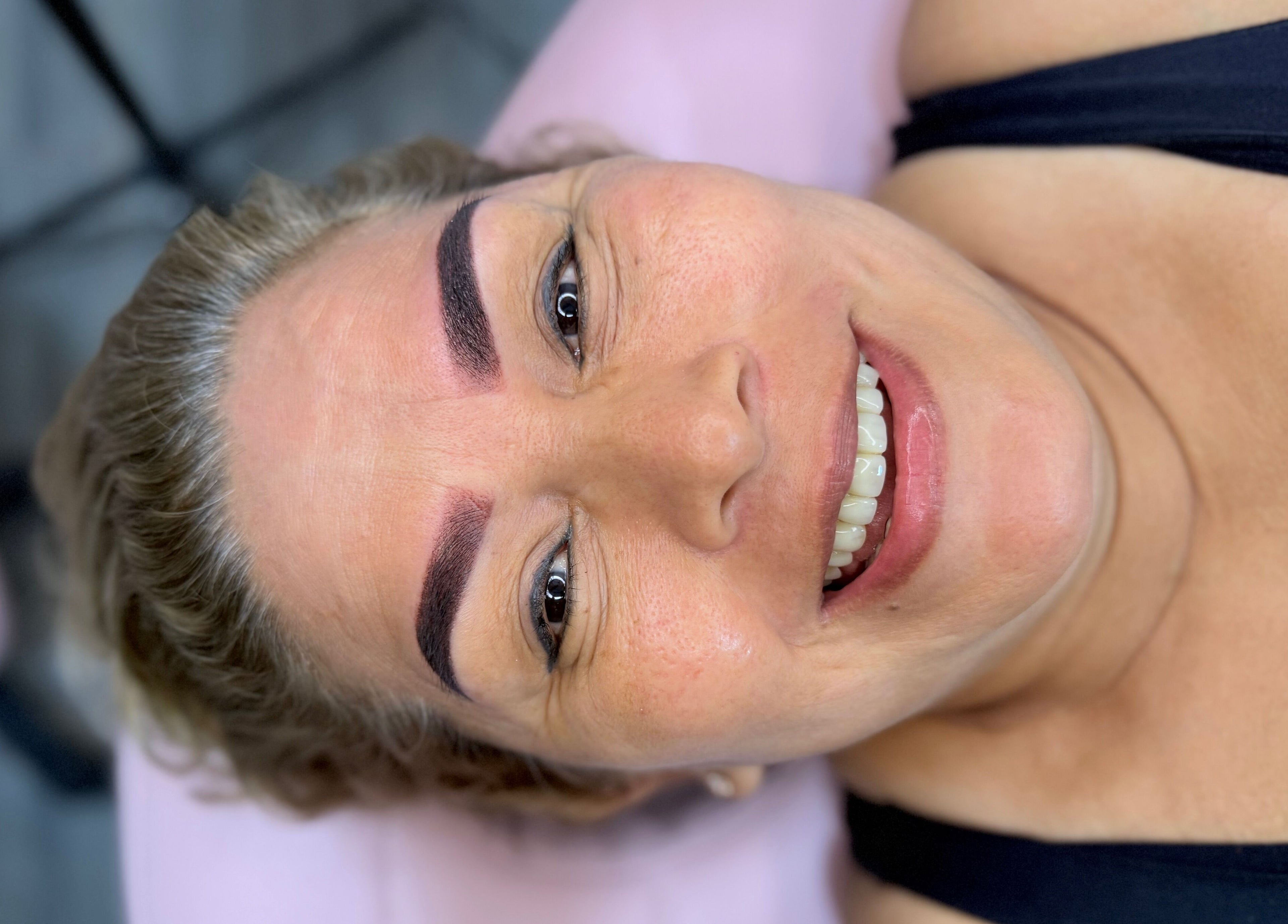 Cliente satisfecha con cejas recién hechas en Studio Llenas de Gracia By ND, Villavicencio, Meta, CO.