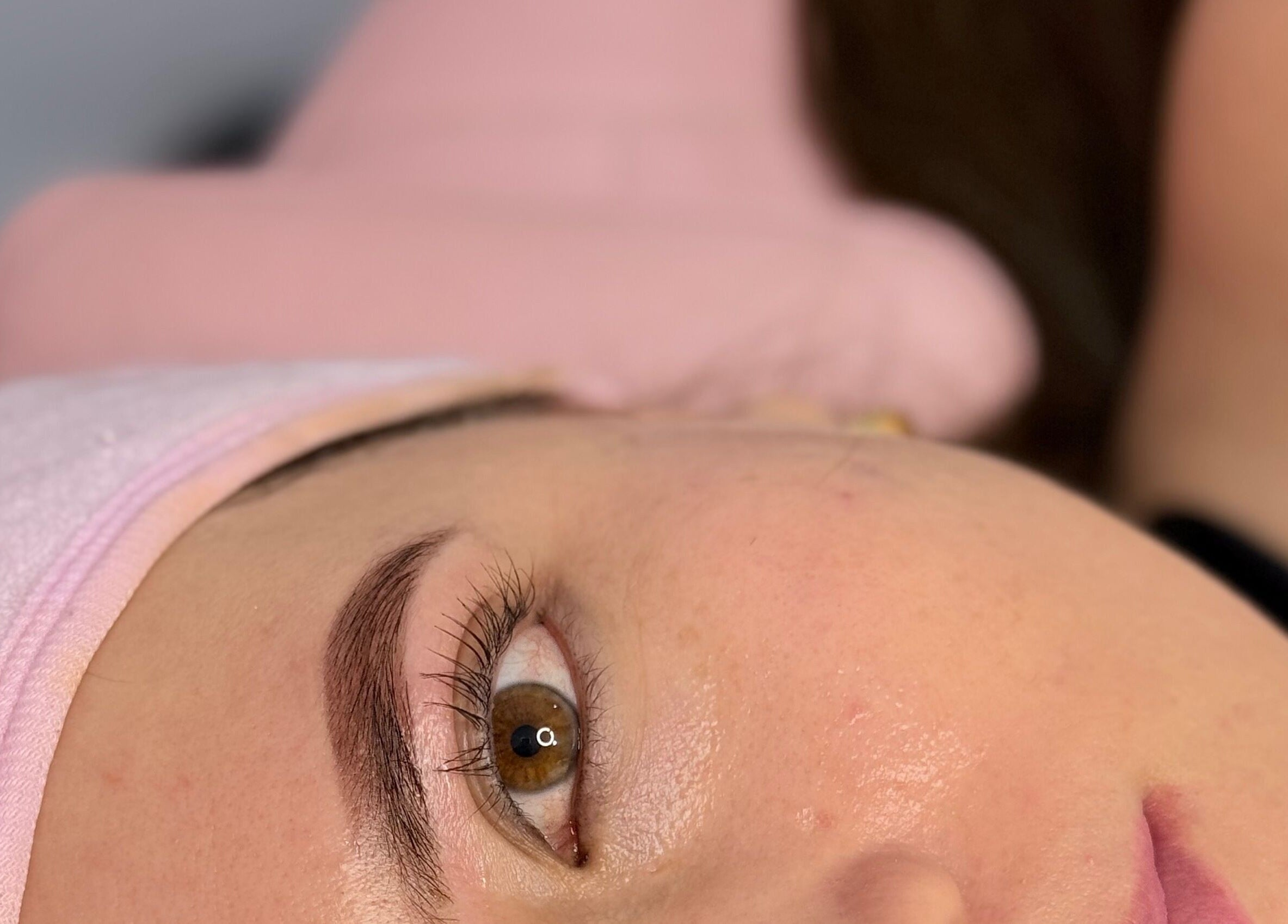 Tratamiento facial en Studio Llenas de Gracia By ND, Villavicencio, Meta, CO, destacando pestañas y cejas.