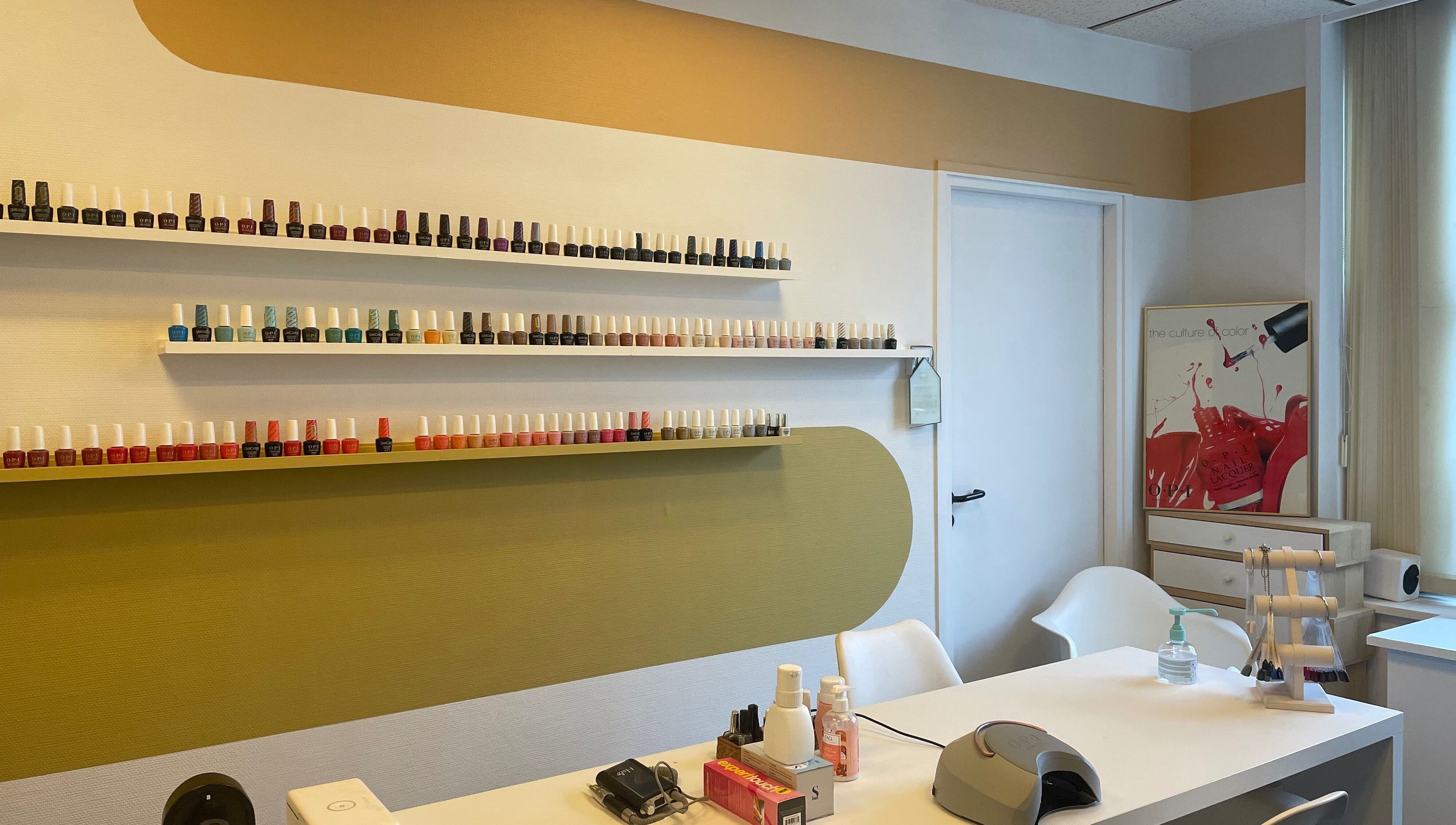 Espace manucure coloré chez Zeste d’Amande à Saint André lez Lille, France, FR.