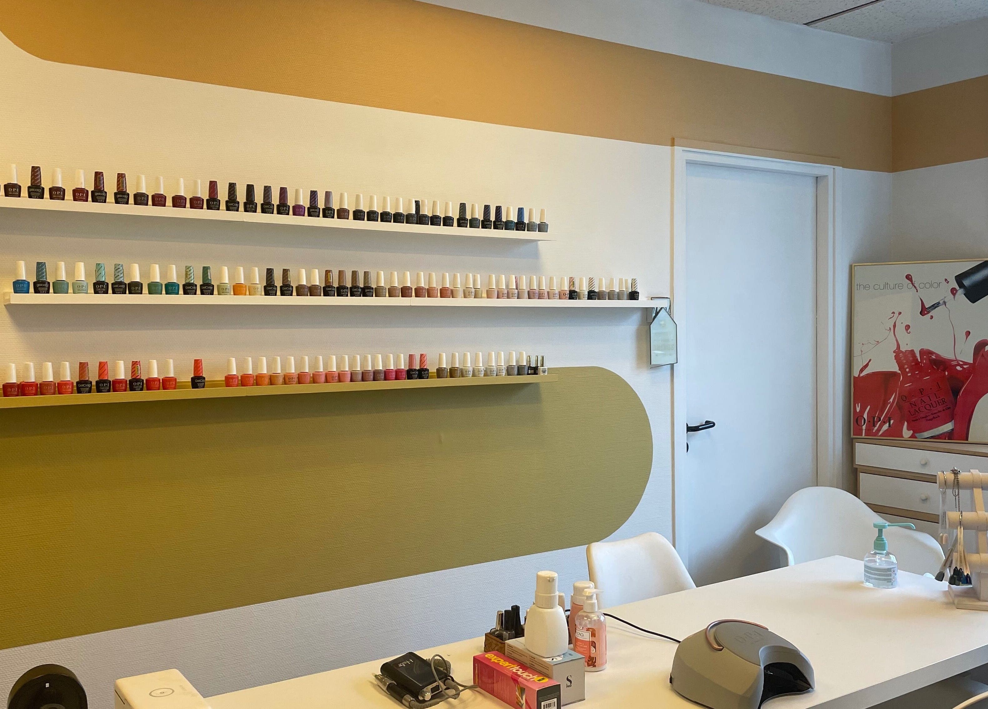 Espace manucure coloré chez Zeste d’Amande à Saint André lez Lille, France, FR.