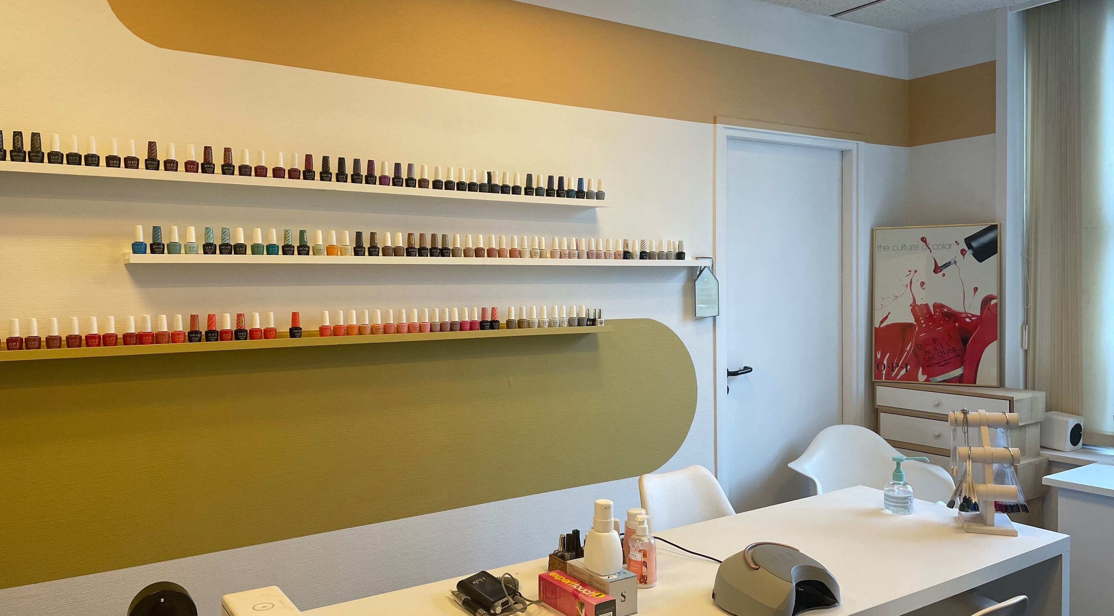 Espace manucure coloré chez Zeste d’Amande à Saint André lez Lille, France, FR.