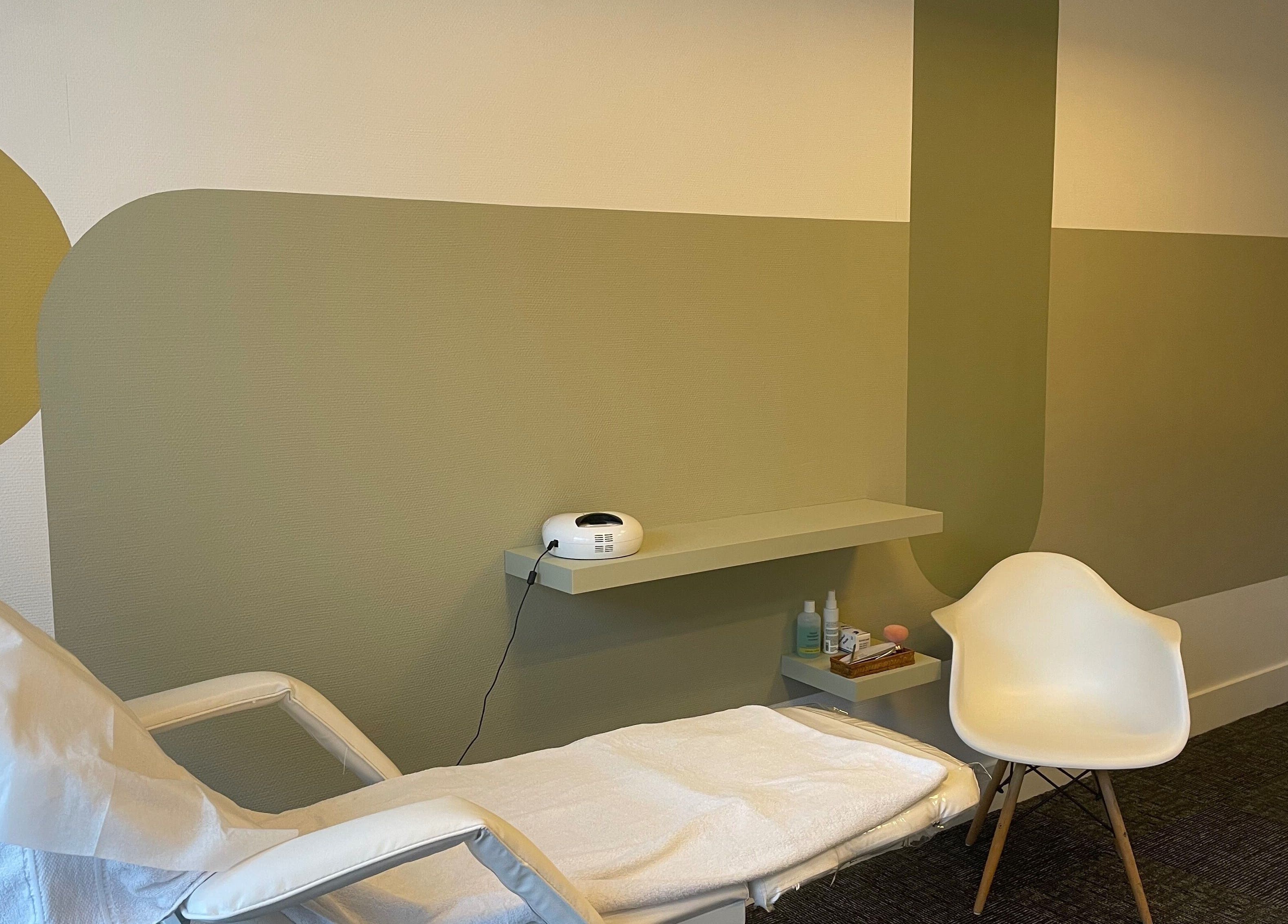 Salle de soin moderne à Zeste d’Amande, Saint André lez lille, France, FR.