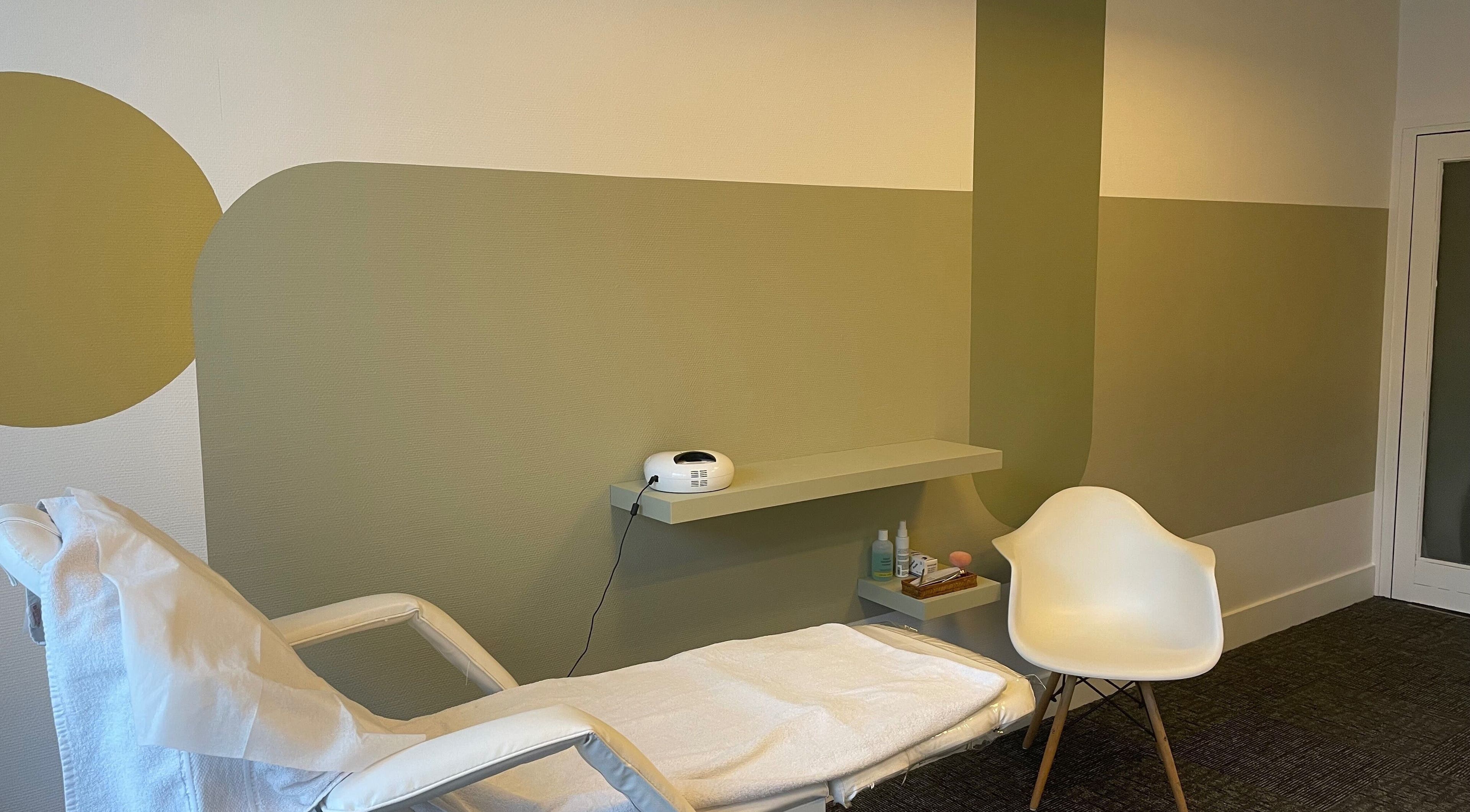 Salle de soin moderne à Zeste d’Amande, Saint André lez lille, France, FR.