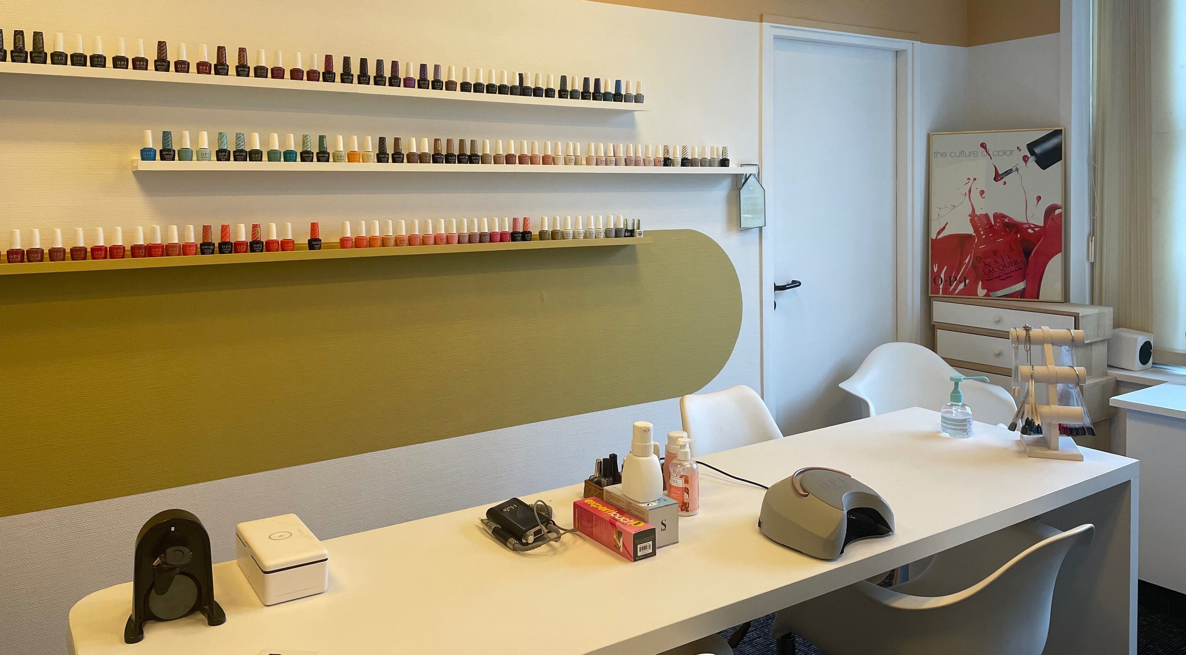 Espace manucure moderne à Zeste d’Amande, Saint André lez Lille, France, FR, avec vernis colorés et équipements.