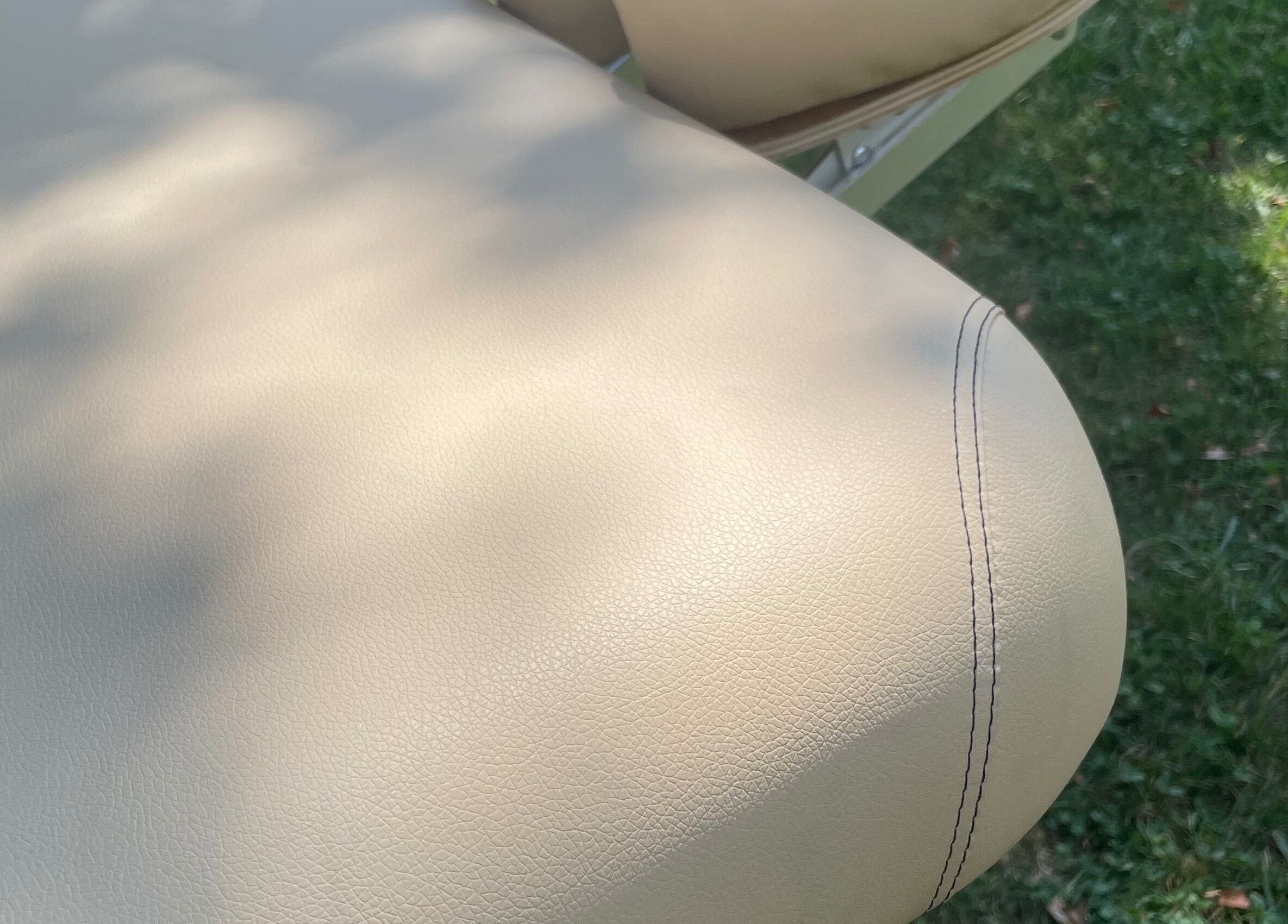 Table de massage en cuir à M’Massage - massage à domicile, Bouillargues, Occitanie, FR.