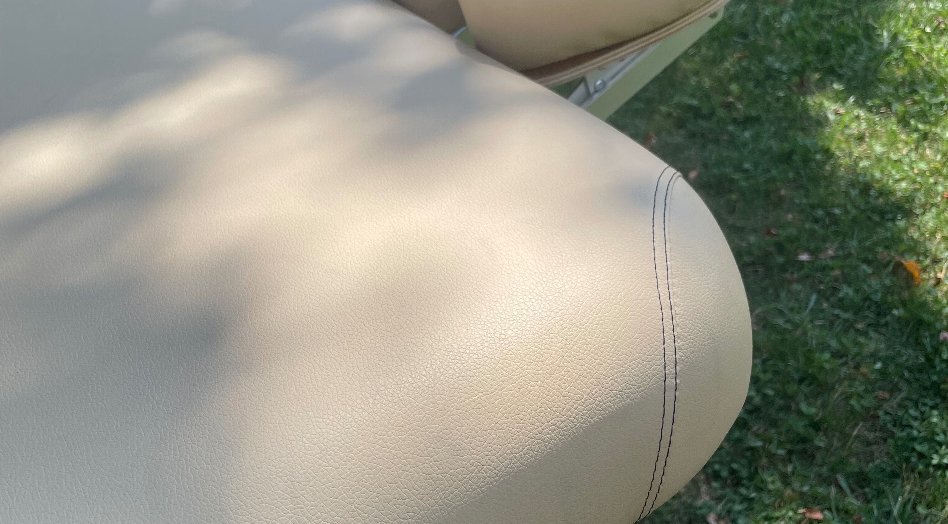 Table de massage en cuir à M’Massage - massage à domicile, Bouillargues, Occitanie, FR.