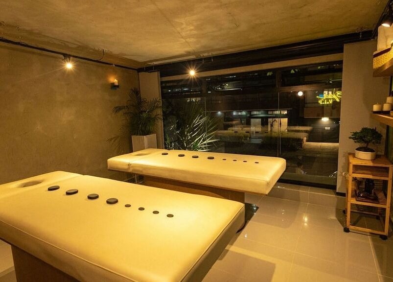 Sala de masajes acogedora en BioSpa VIP, Bogotá, Bogotá, CO, con camillas y ambiente relajante.
