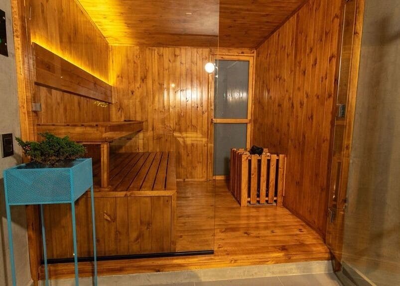 Sauna de madera en BioSpa VIP, Bogotá, Bogotá, CO, permitiendo una experiencia de relajación única.
