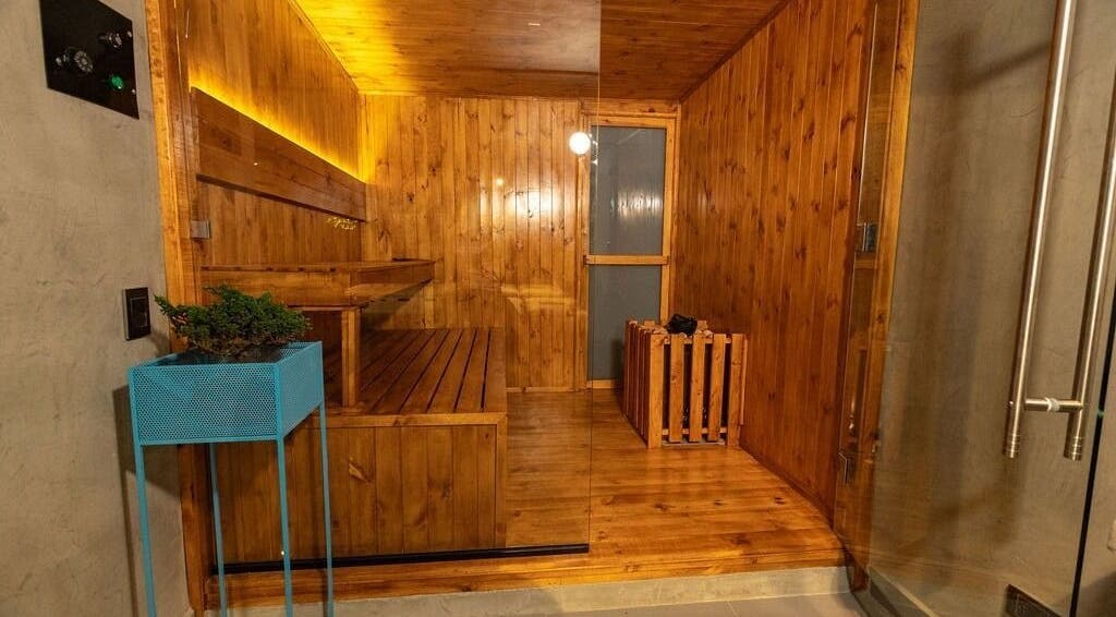 Sauna de madera en BioSpa VIP, Bogotá, Bogotá, CO, permitiendo una experiencia de relajación única.