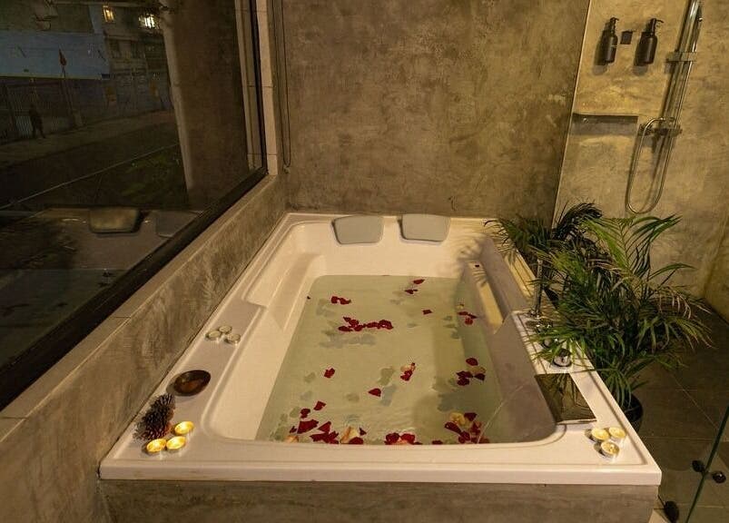 Jacuzzi con pétalos en BioSpa VIP, Bogotá, Bogotá, CO, un lugar de relajación y bienestar.