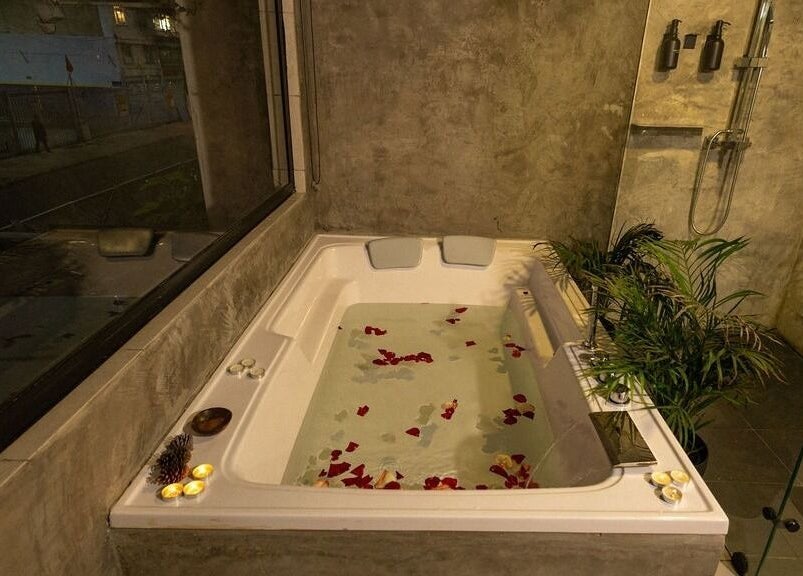 Jacuzzi con pétalos en BioSpa VIP, Bogotá, Bogotá, CO, un lugar de relajación y bienestar.