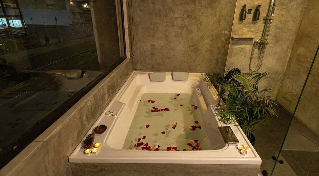 Jacuzzi con pétalos en BioSpa VIP, Bogotá, Bogotá, CO, un lugar de relajación y bienestar.