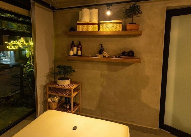 Sala de masajes iluminada en BioSpa VIP, Bogotá, Bogotá, CO, con toallas y decoración relajante.