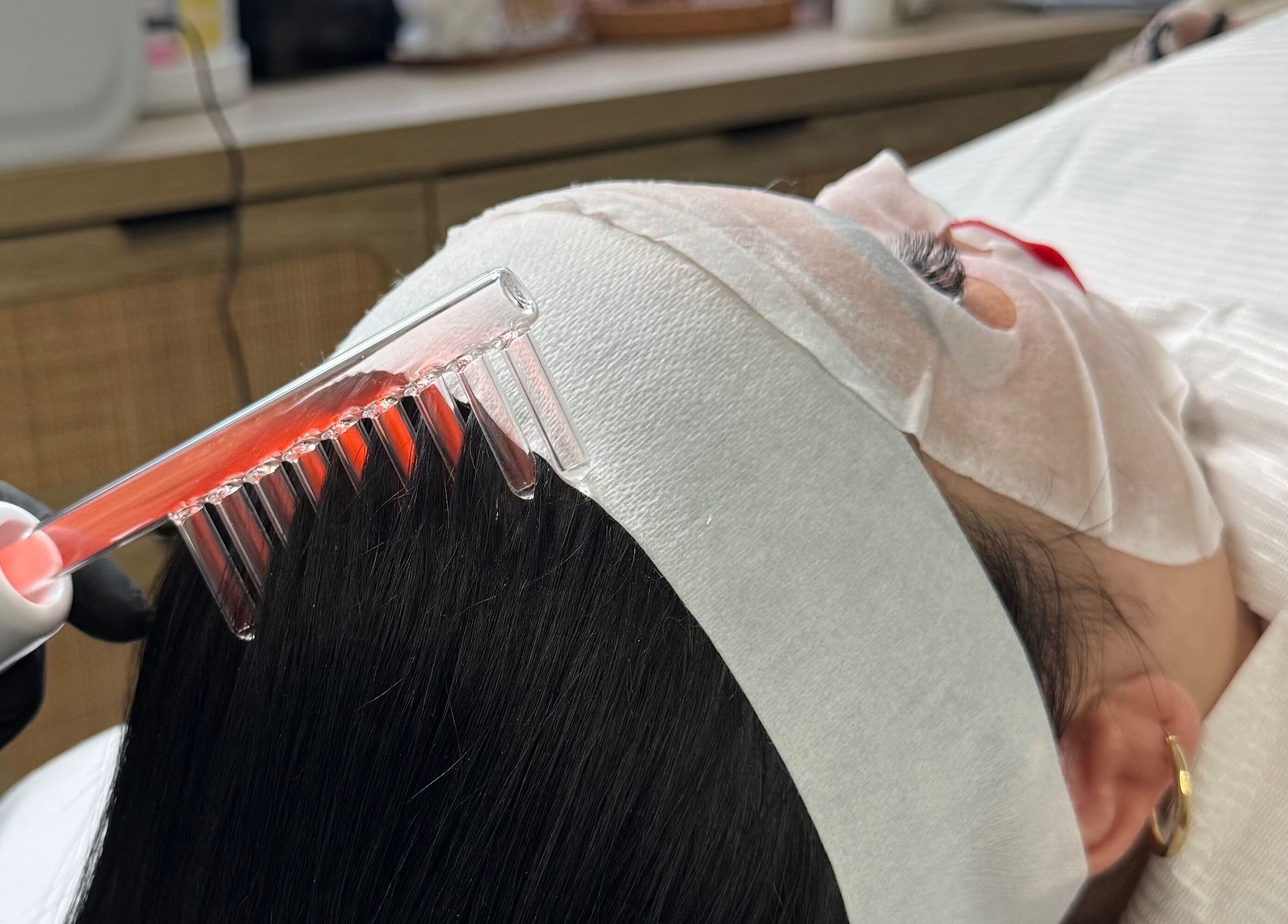High-frequency hair treatment at Oseas Beauty & Spa, Tampa, Florida, US for revitalized hair and scalp.