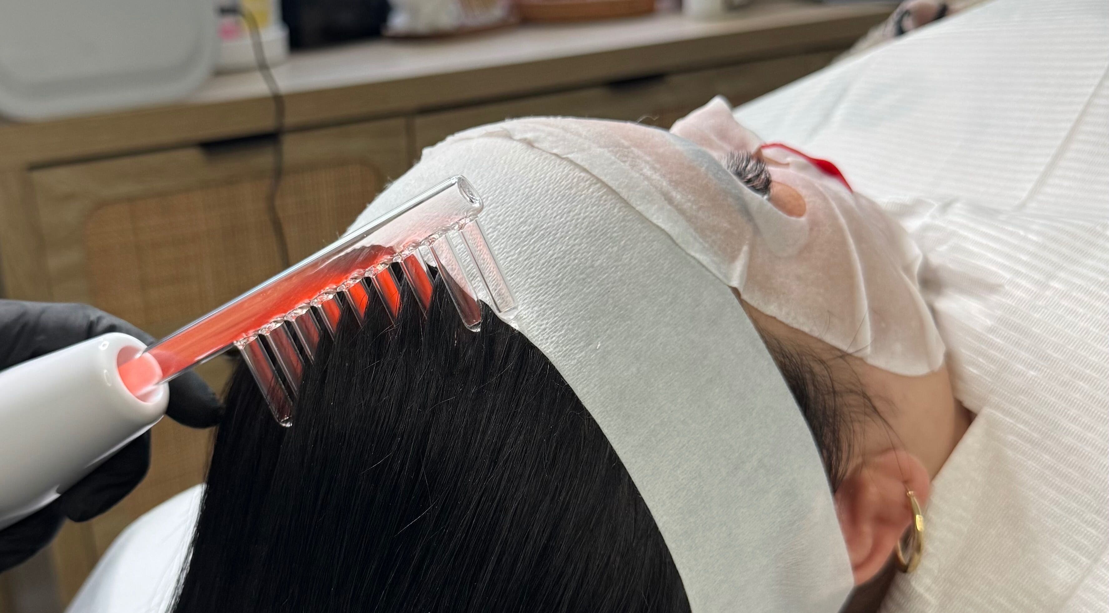 High-frequency hair treatment at Oseas Beauty & Spa, Tampa, Florida, US for revitalized hair and scalp.