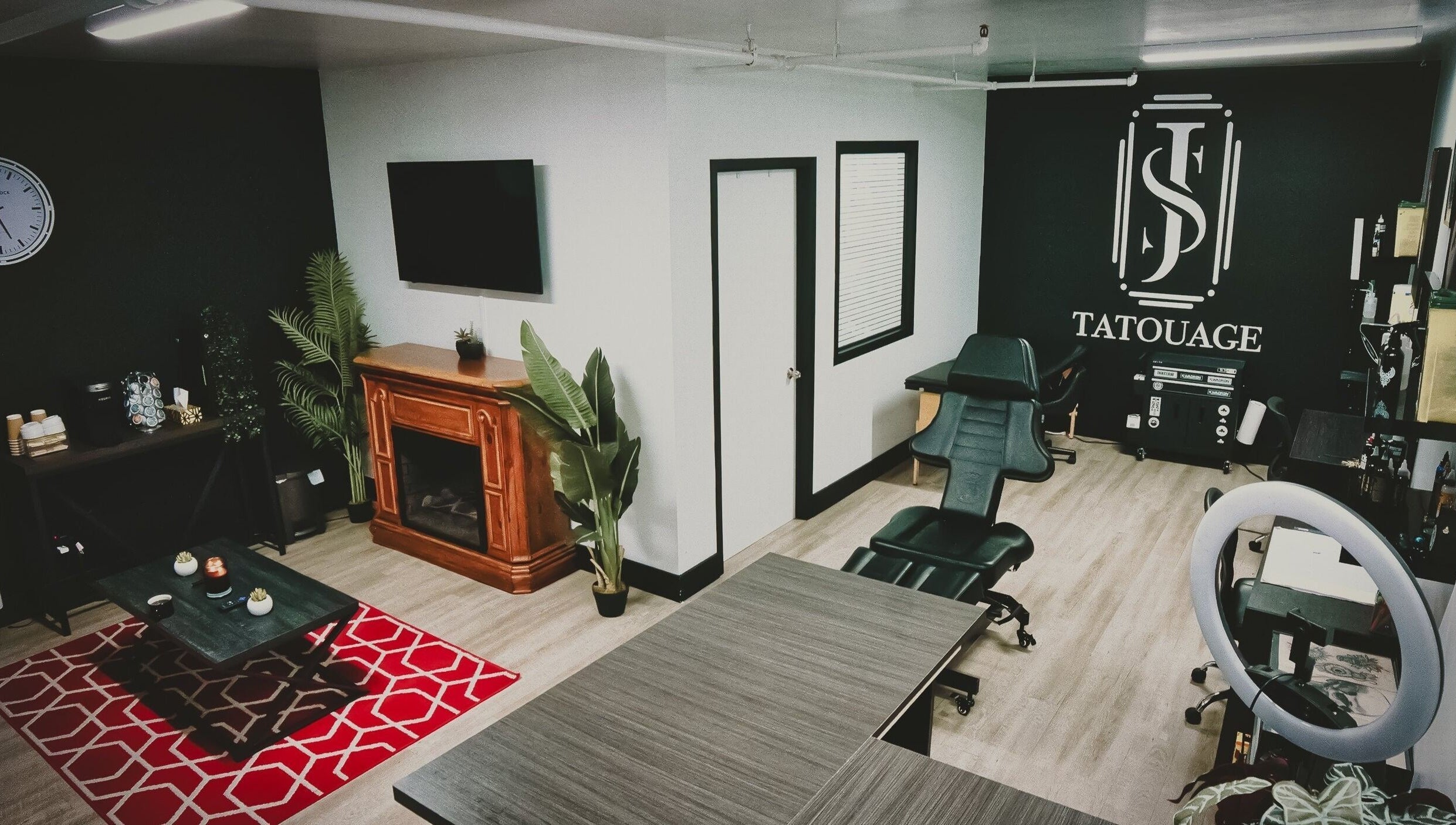 Intérieur moderne de Jordan Tattoo, Rimouski, Québec, CA avec fauteuil tatouage et décor élégant.