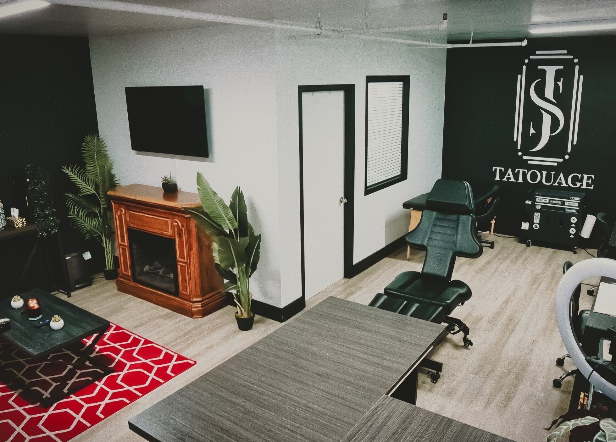 Intérieur moderne de Jordan Tattoo, Rimouski, Québec, CA avec fauteuil tatouage et décor élégant.