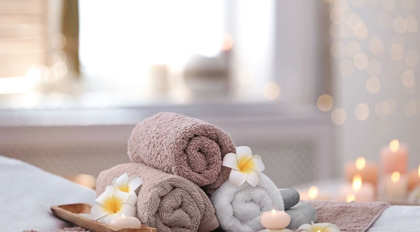 柔软毛巾和舒缓蜡烛在Harmony Health Spa，位于Rockland, Massachusetts, US。