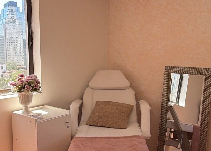 Silla de relajación en Entreellas_sdb, Providencia, Región Metropolitana, CL con vista urbana.