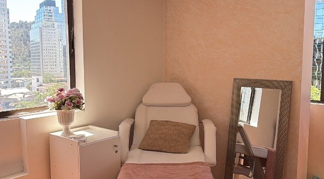 Silla de relajación en Entreellas_sdb, Providencia, Región Metropolitana, CL con vista urbana.