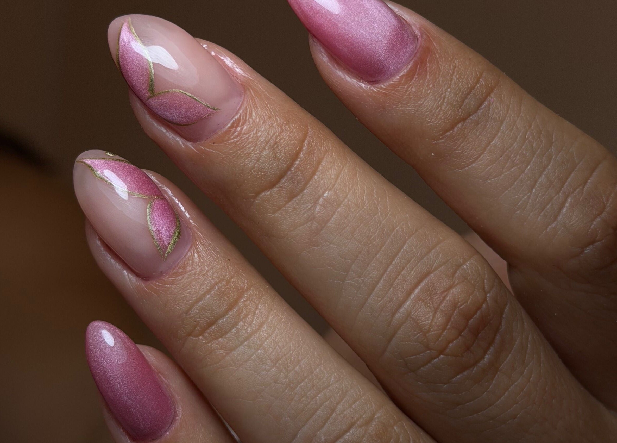 Diseño de uñas rosadas con detalles dorados en Entreellas_sdb, Providencia, Región Metropolitana, CL.