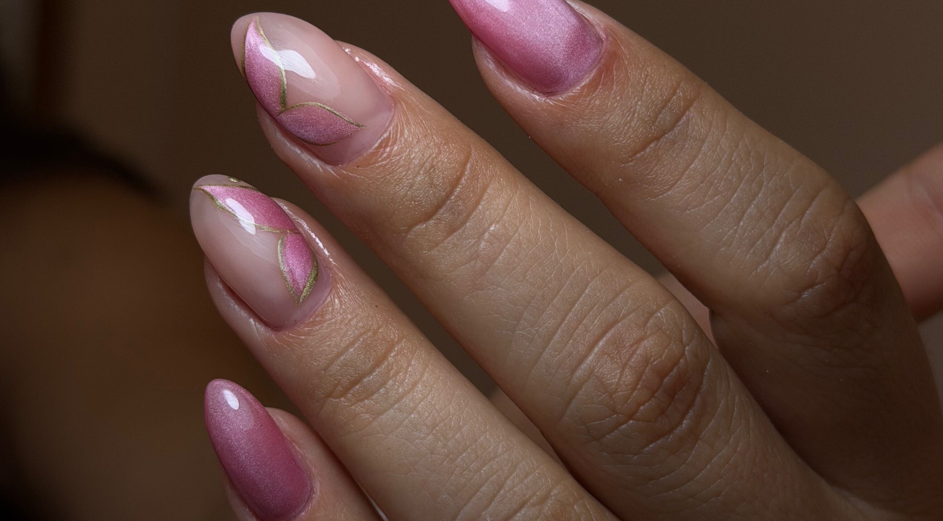 Diseño de uñas rosadas con detalles dorados en Entreellas_sdb, Providencia, Región Metropolitana, CL.