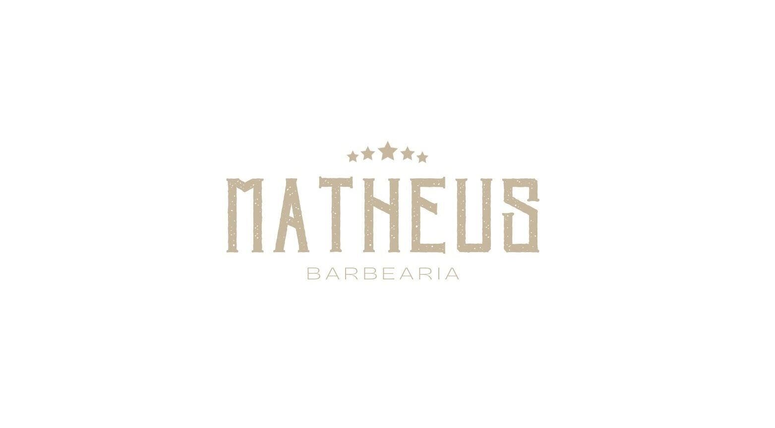 Logotipo estilizado da BARBEARIA MATHEUS em Ceará, Ceará, BR com estrelas decorativas.