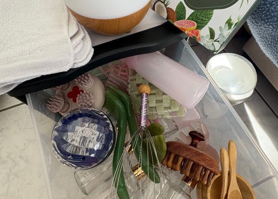 Outils de bien-être chez Calm’nurse, Lattes, Occitanie, FR, comprenant brosses, lotions et serviettes blanches.