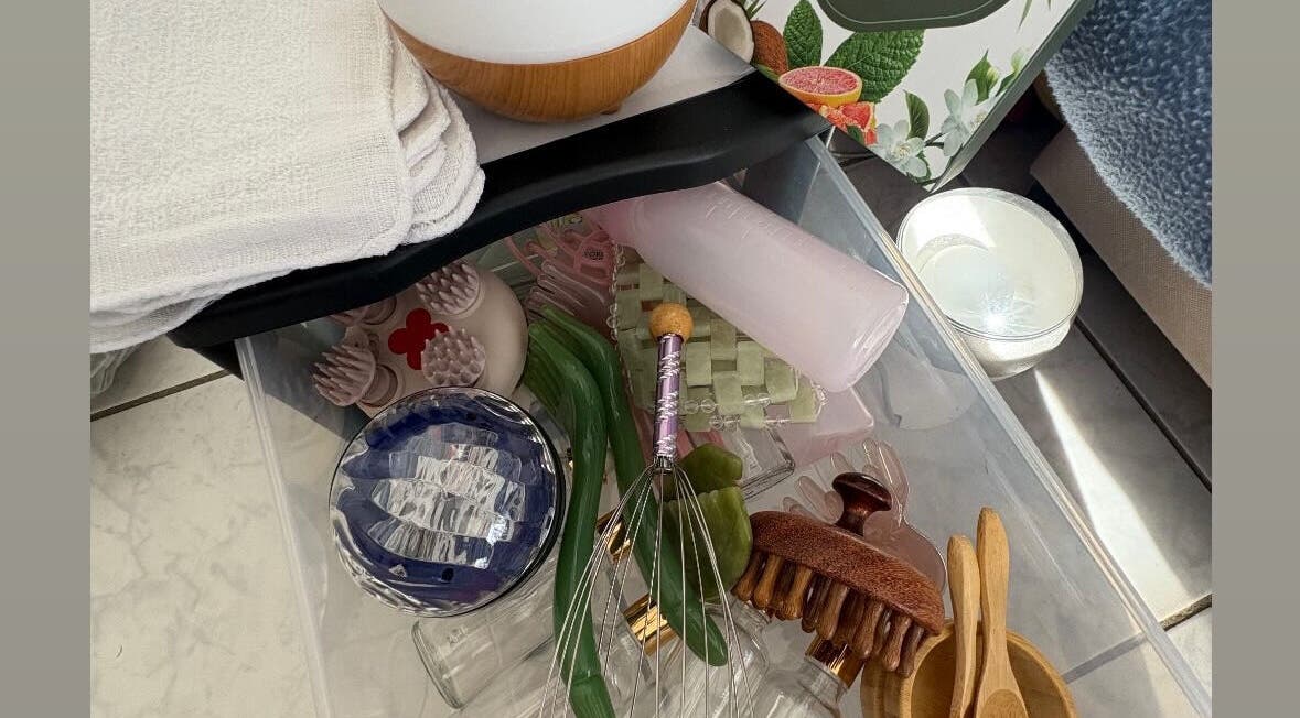 Outils de bien-être chez Calm’nurse, Lattes, Occitanie, FR, comprenant brosses, lotions et serviettes blanches.