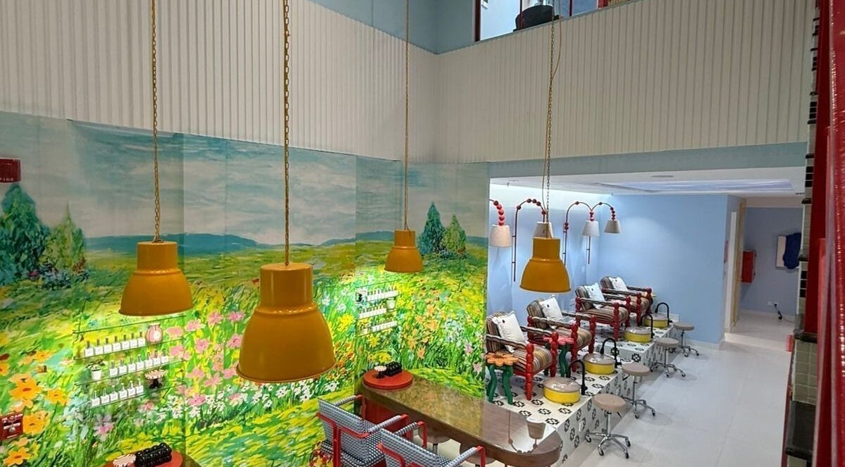 Bright, spacious lounge at Maryam's Flowers Salon & SPA, Riyadh, Riyadh Province, SA, with floral wall mural.