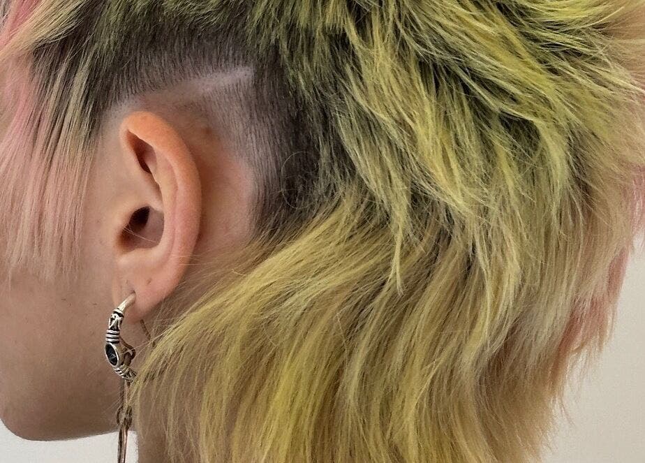 Acconciatura punk moderna presso Klhin Male Image, Quarto, Campania, IT. Look audace e colorato.