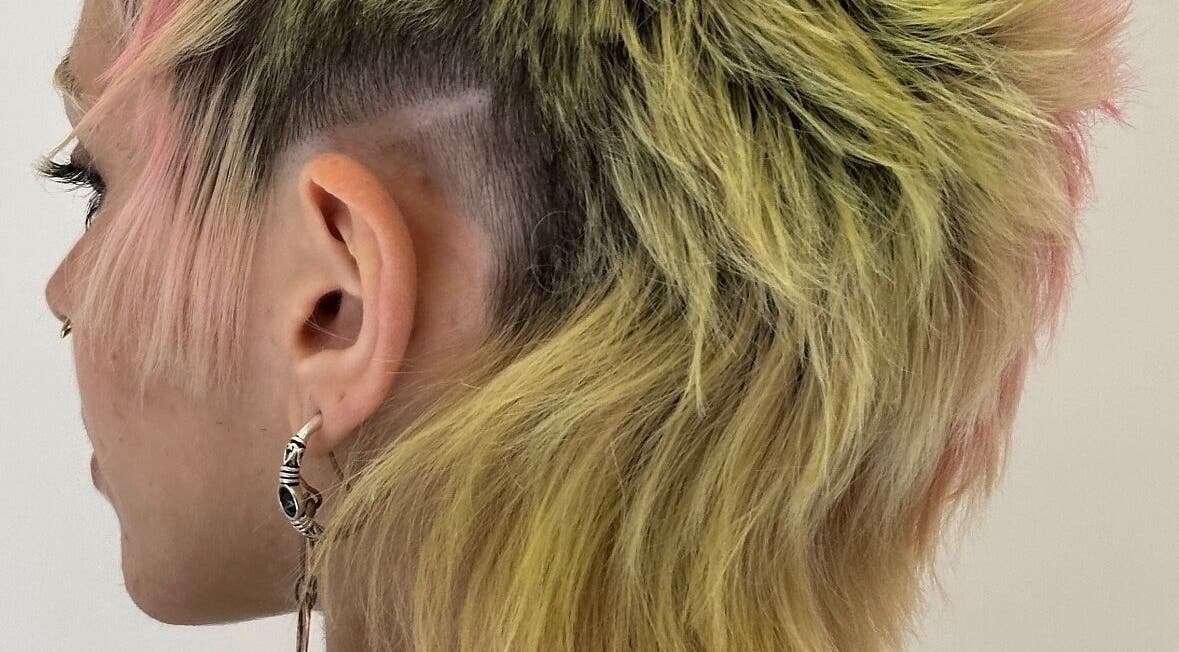 Acconciatura punk moderna presso Klhin Male Image, Quarto, Campania, IT. Look audace e colorato.