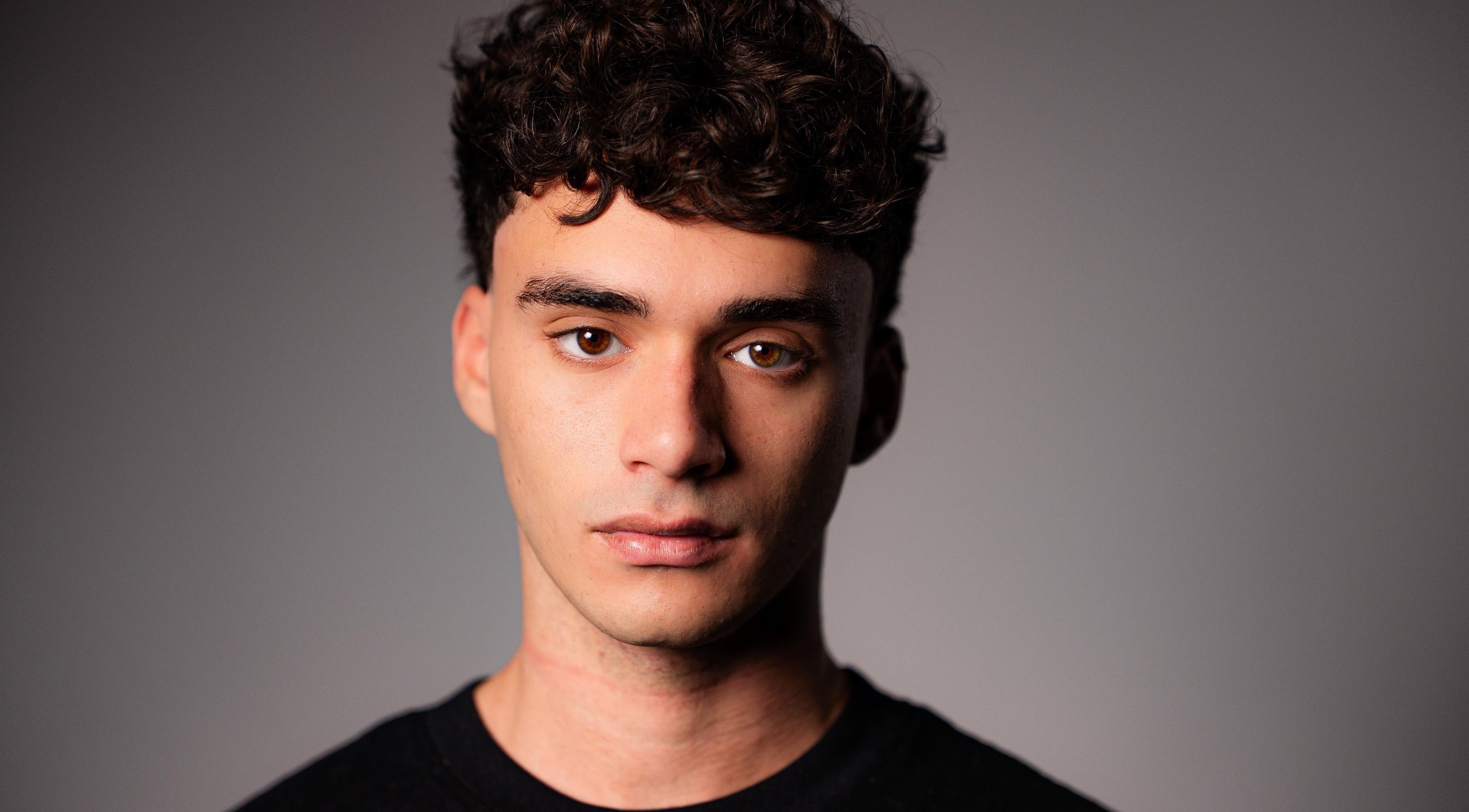 Ritratto maschile a Klhin Male Image, Quarto, Campania, IT. Focus sul viso, espressione intensa.