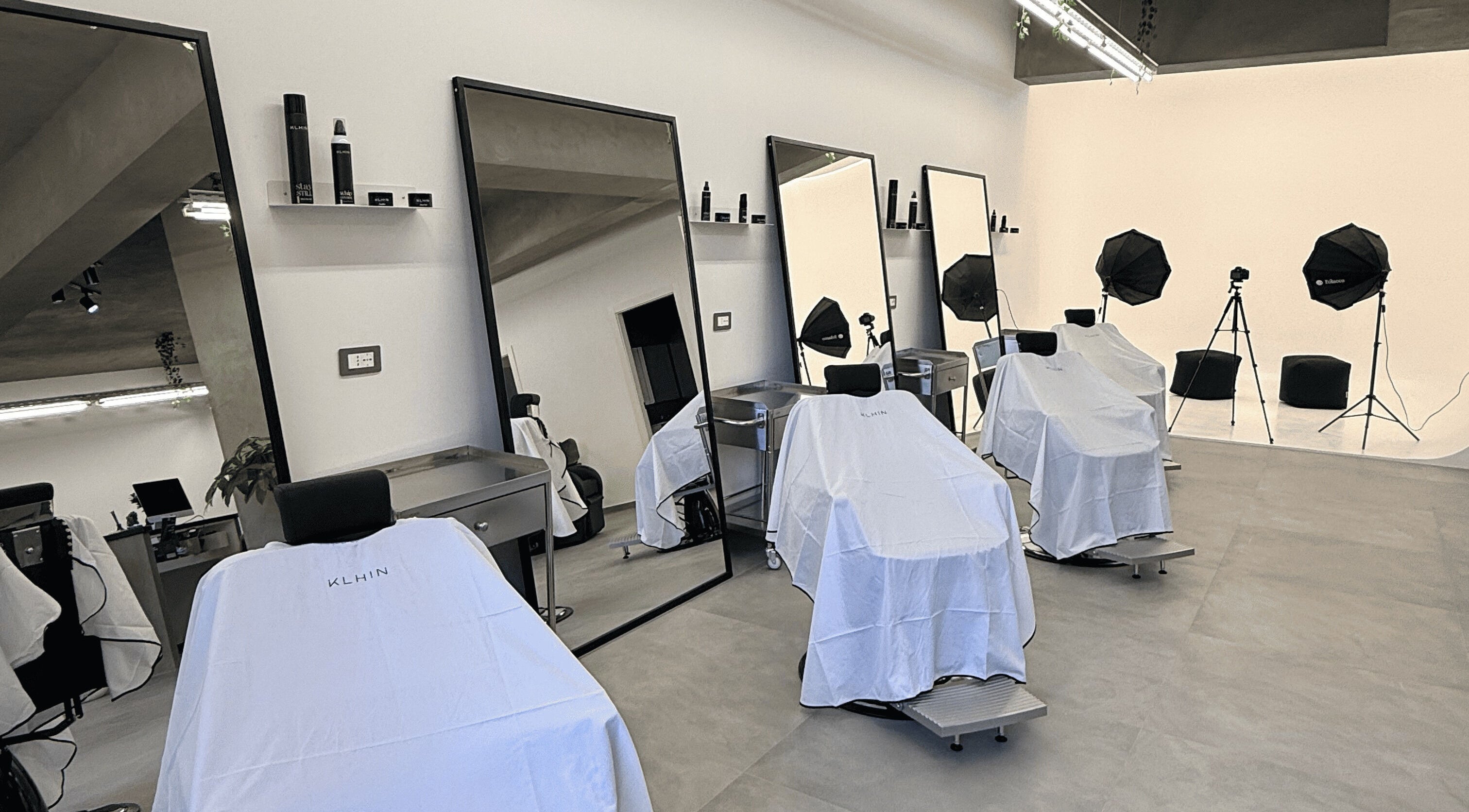 Interni moderni di Klhin Male Image a Quarto, Campania, IT, con specchi e postazioni professionali.