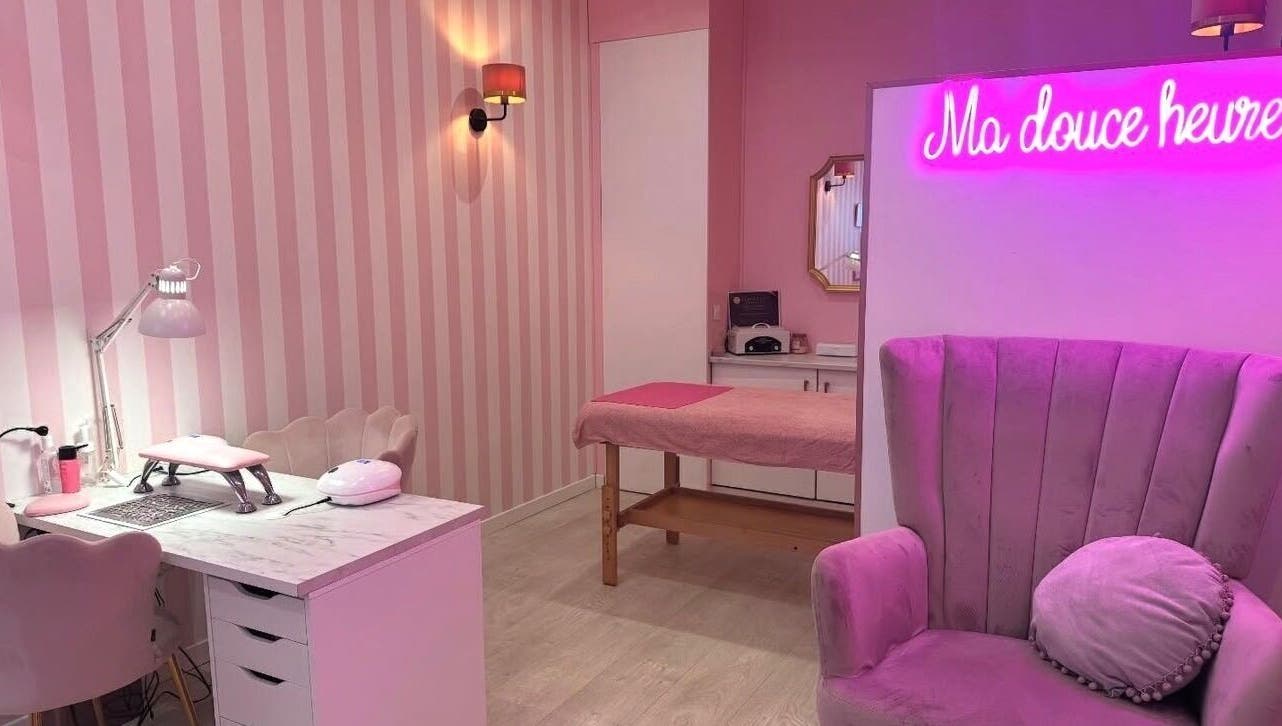 Salon rose élégant à Ma douce heure, Comines, Hauts-de-France, FR: bureau de manucure et chaise confortable.