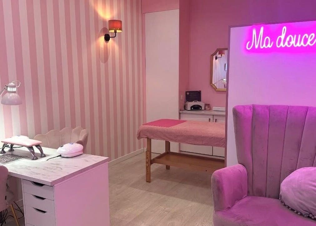 Salon rose élégant à Ma douce heure, Comines, Hauts-de-France, FR: bureau de manucure et chaise confortable.