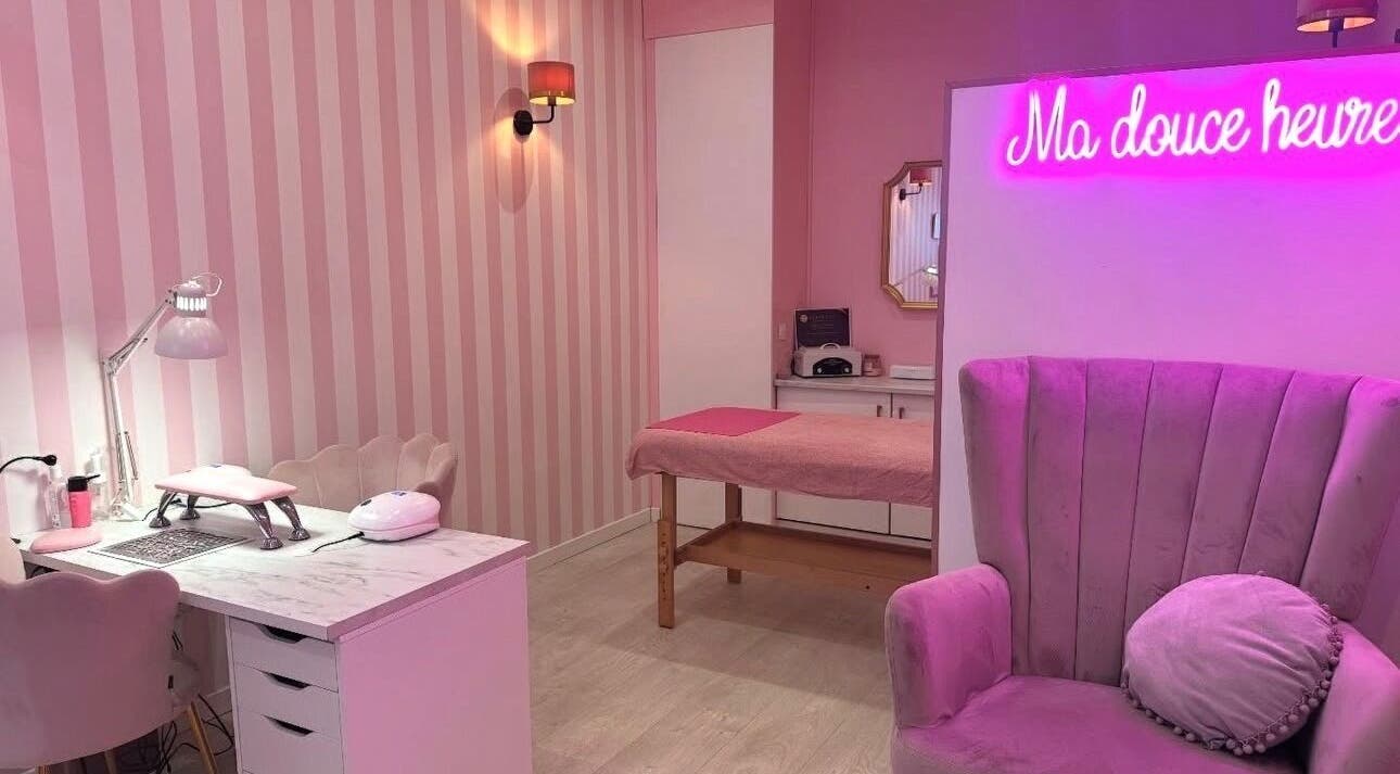 Salon rose élégant à Ma douce heure, Comines, Hauts-de-France, FR: bureau de manucure et chaise confortable.