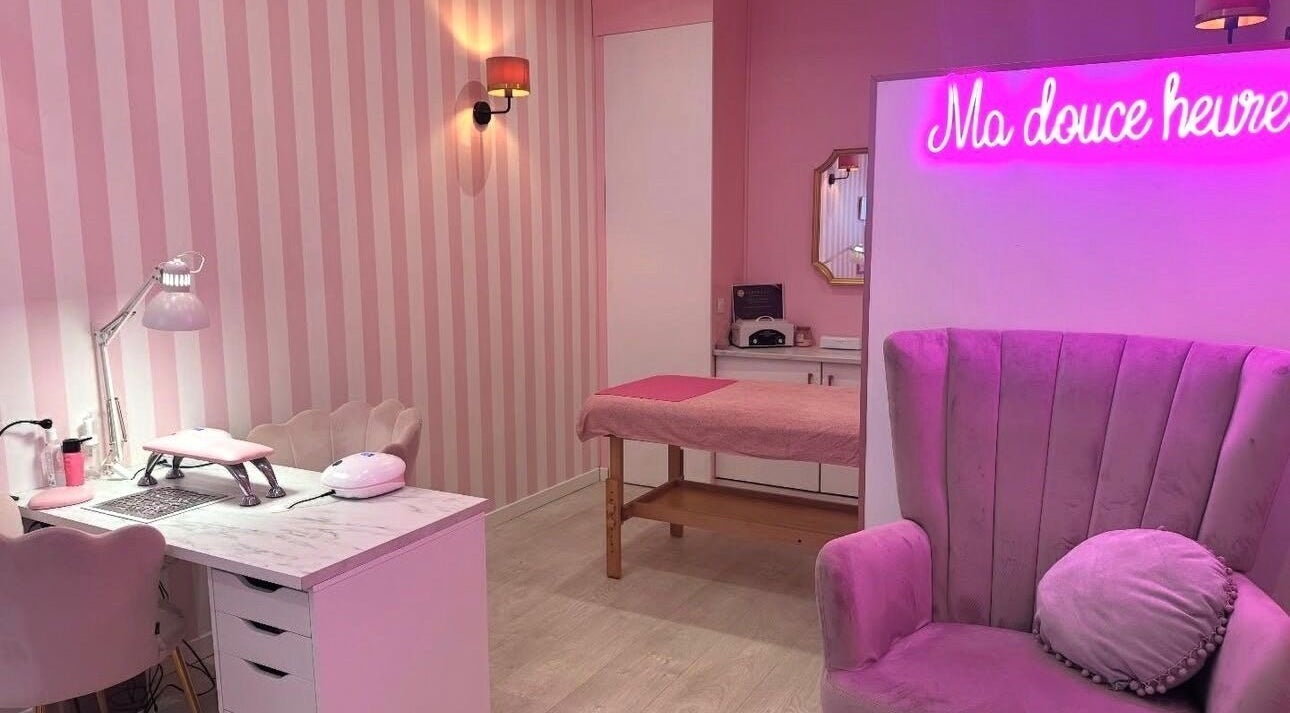 Salon rose élégant à Ma douce heure, Comines, Hauts-de-France, FR: bureau de manucure et chaise confortable.