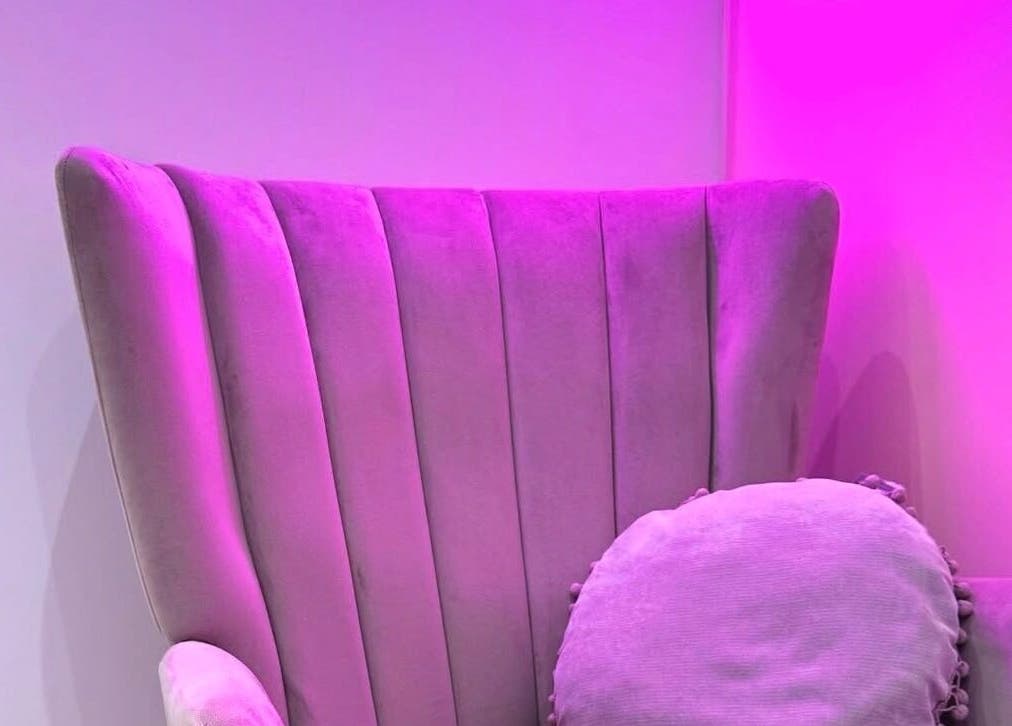 Fauteuil rose élégant chez Ma douce heure, Comines, Hauts-de-France, FR, offrant confort et style.