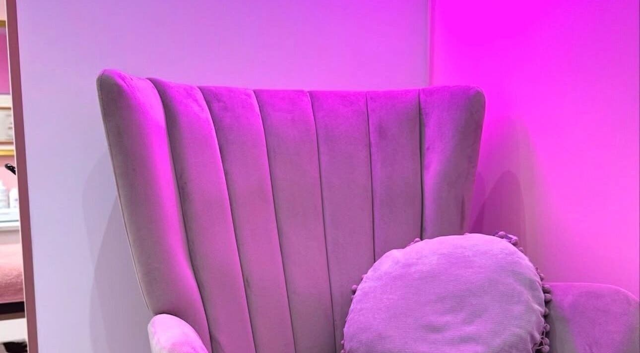 Fauteuil rose élégant chez Ma douce heure, Comines, Hauts-de-France, FR, offrant confort et style.