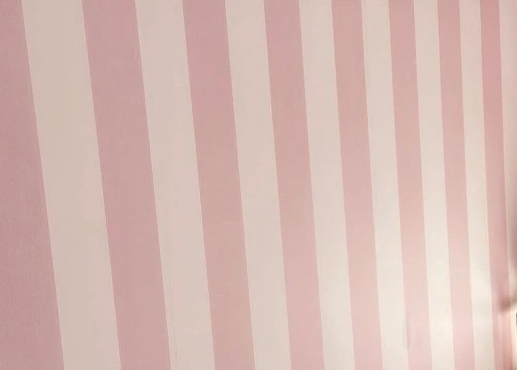 Intérieur rayé rose de Ma douce heure, Comines, Hauts-de-France, FR avec équipement moderne.