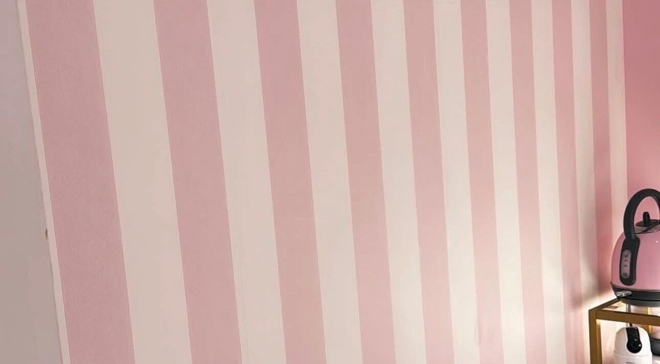 Intérieur rayé rose de Ma douce heure, Comines, Hauts-de-France, FR avec équipement moderne.