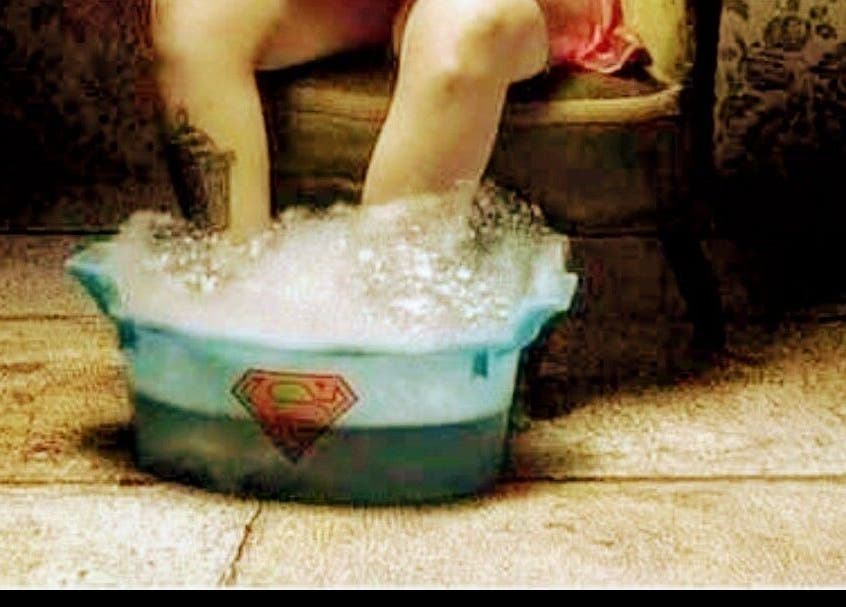 Voetenbad bij Pedicure Angelique, Zonnebeke, Vlaanderen, BE met schuimende bubbels.